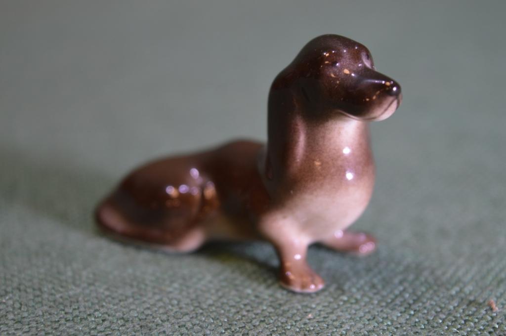 Фарфоровая статуэтка миниатюрная "Такса собака". Фарфор. ЛФЗ, СССР.