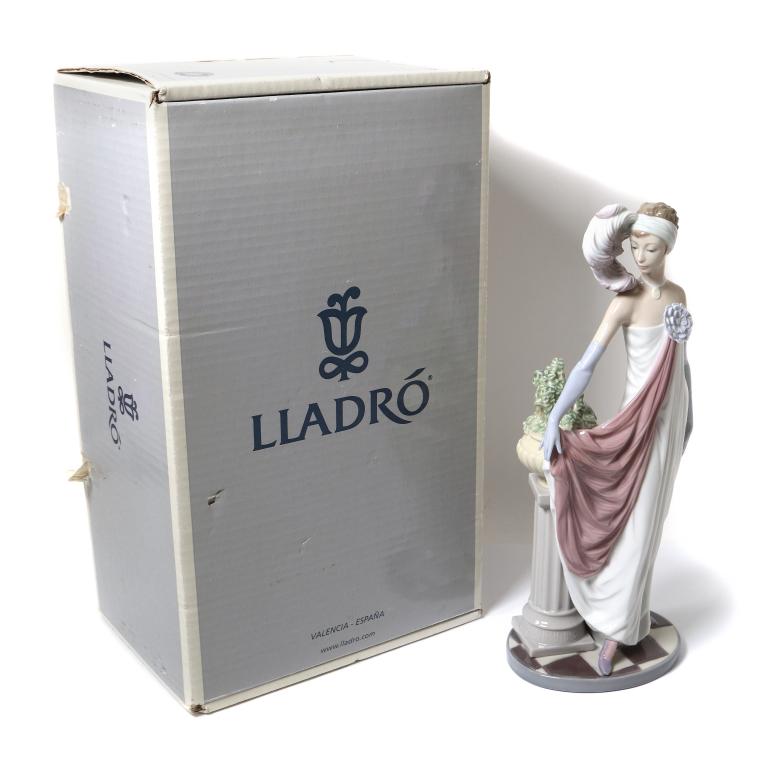 Фарфоровая фигура "Светская львица​". Lladro