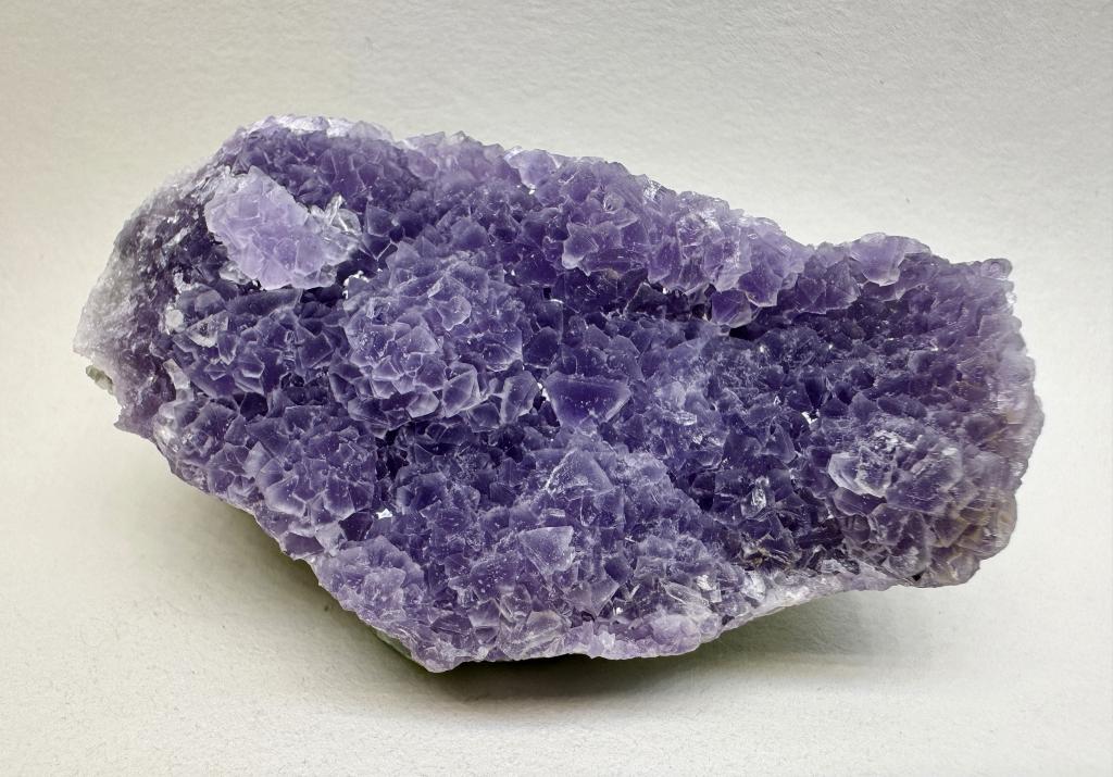 Флюорит, щётка кристаллов голубовато-сиреневого цвета