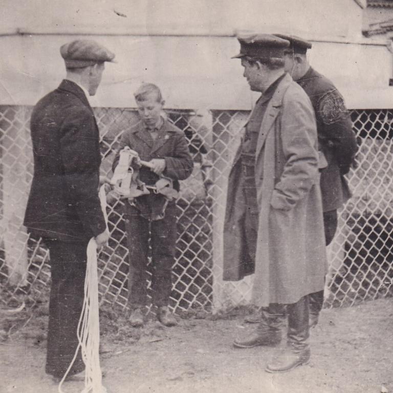 Фото «С.М. Киров и юный парашютист» (95686)