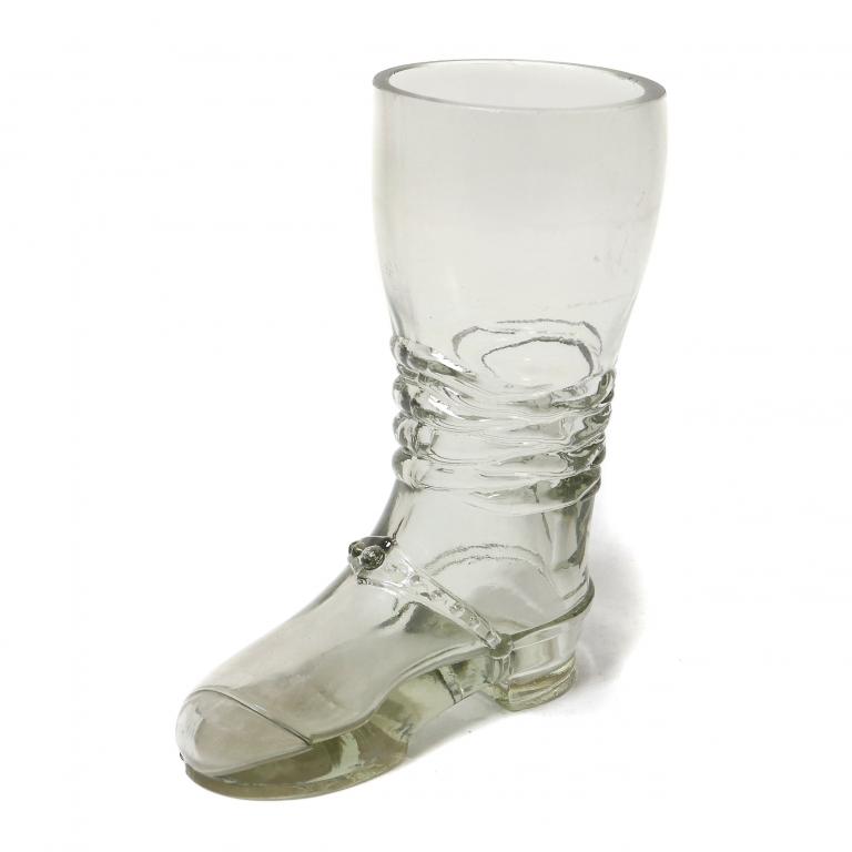 Стакан в виде сапога из бесцветного стекла.  Германия