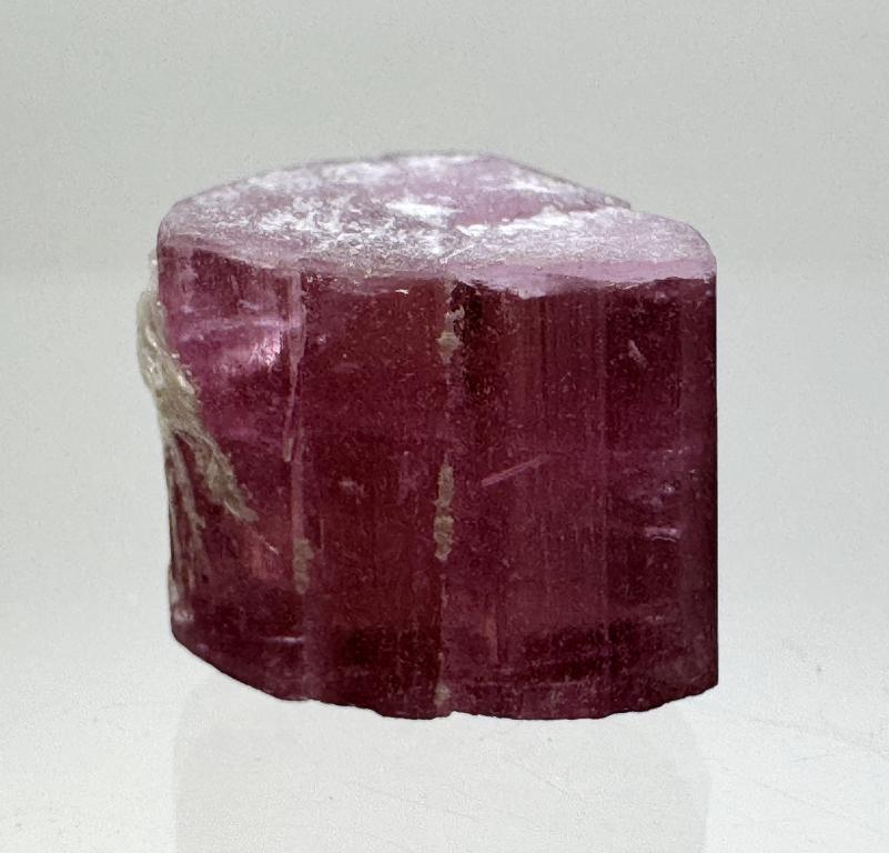 Розовый турмалин (эльбаит), кристалл с цельной головой