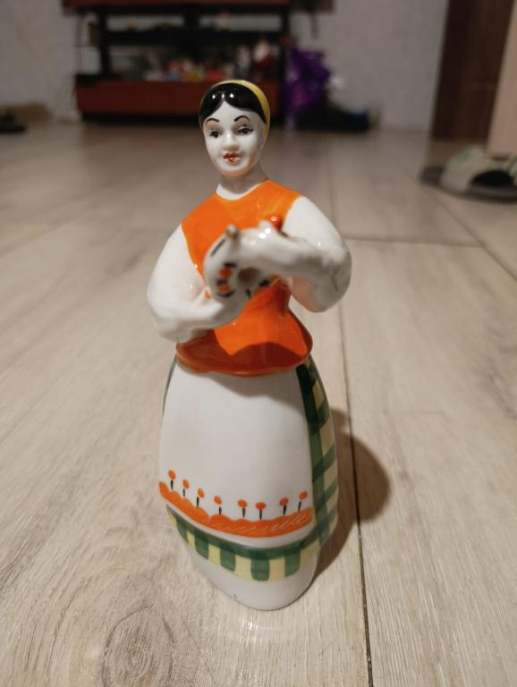 Девушка с куманцом фарфоровая статуэтка СССР ЗКХ Полонное
