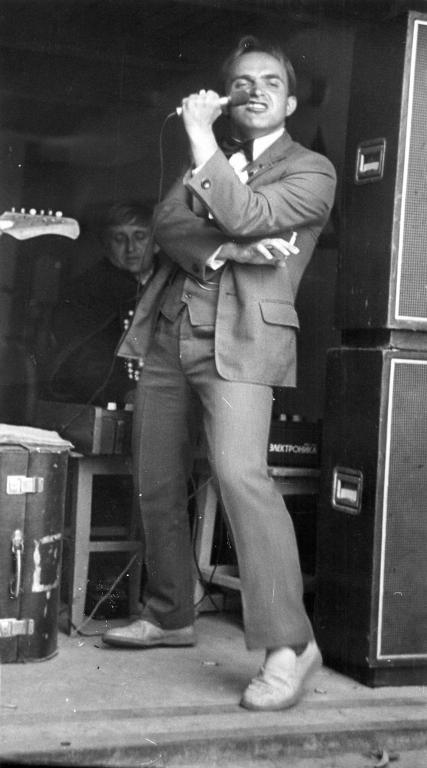 1988 Фотография. Свадьба (21) Певец на свадьбе ("Кажусь себе Цоем"). 12,5х23 см