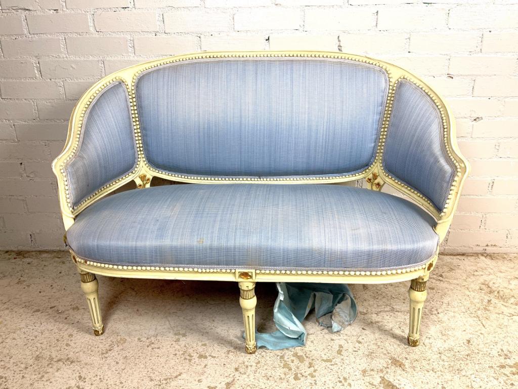 Антикварный диван, начало 20 века.