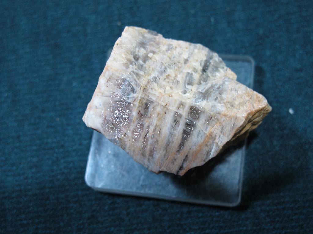 Ортоклаз. Солнечный камень. полировка. Южный Урал. Потанины горы.