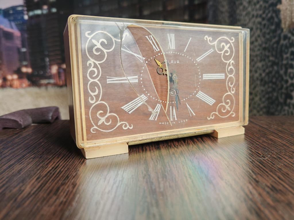 Часы СЛАВА настольные с будильником СССР