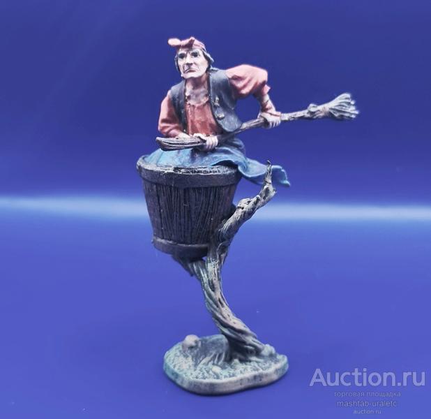 MMW0029clr-2 Окрашенная оловянная миниатюра Баба Яга в ступе, 54 мм