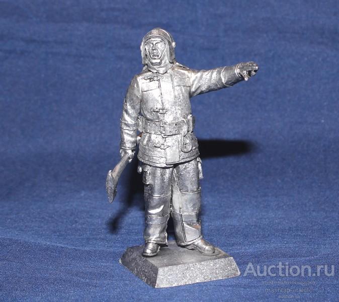 MMW0052 Оловянная миниатюра Пожарный, МЧС России , 54 мм