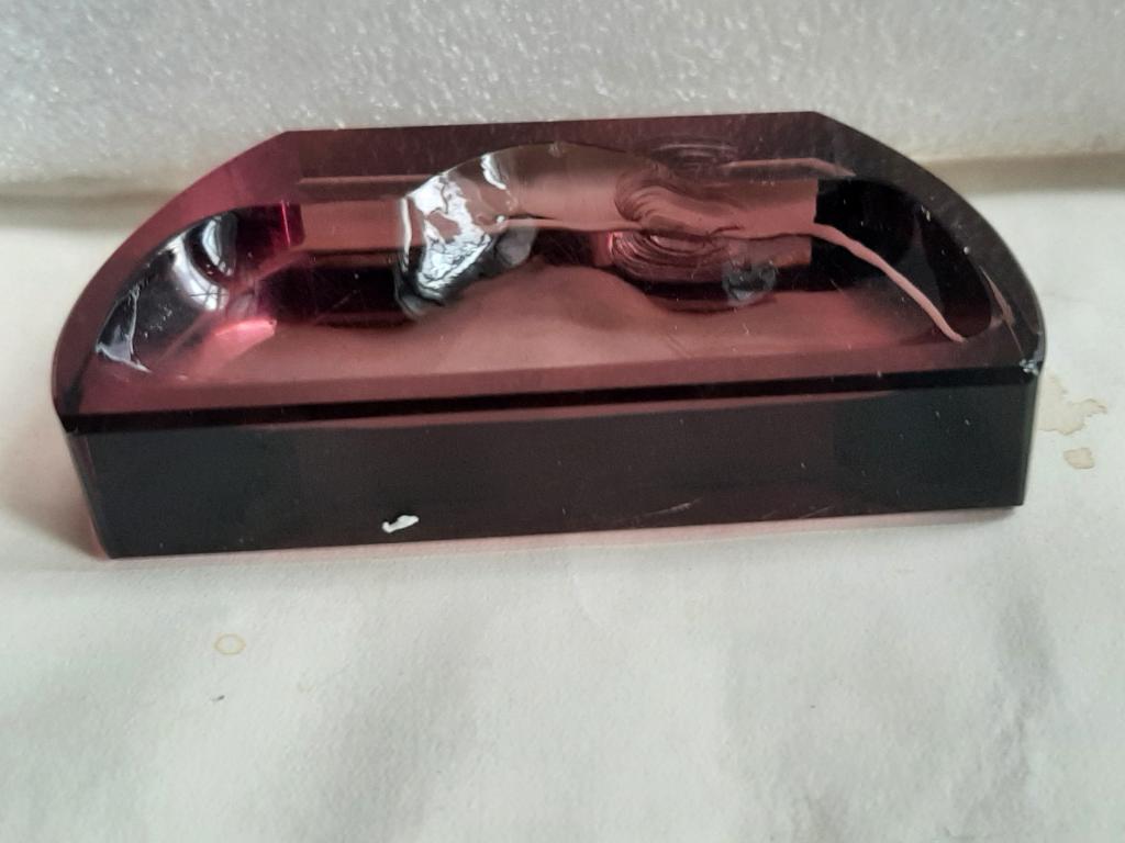 ЕМКОСТЬ ДЛЯ СМАЧИВАНИЯ ПАЛЬЦЕВ МАРГАНЦЕВОЕ СТЕКЛО НАЧАЛО 20 В