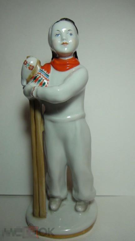 Лыжница ЛФЗ сколы шапка и лыжи