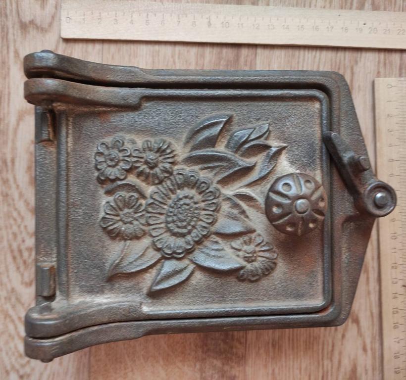 чугунная печная дверка c узором цветы , коллекционная, старинная