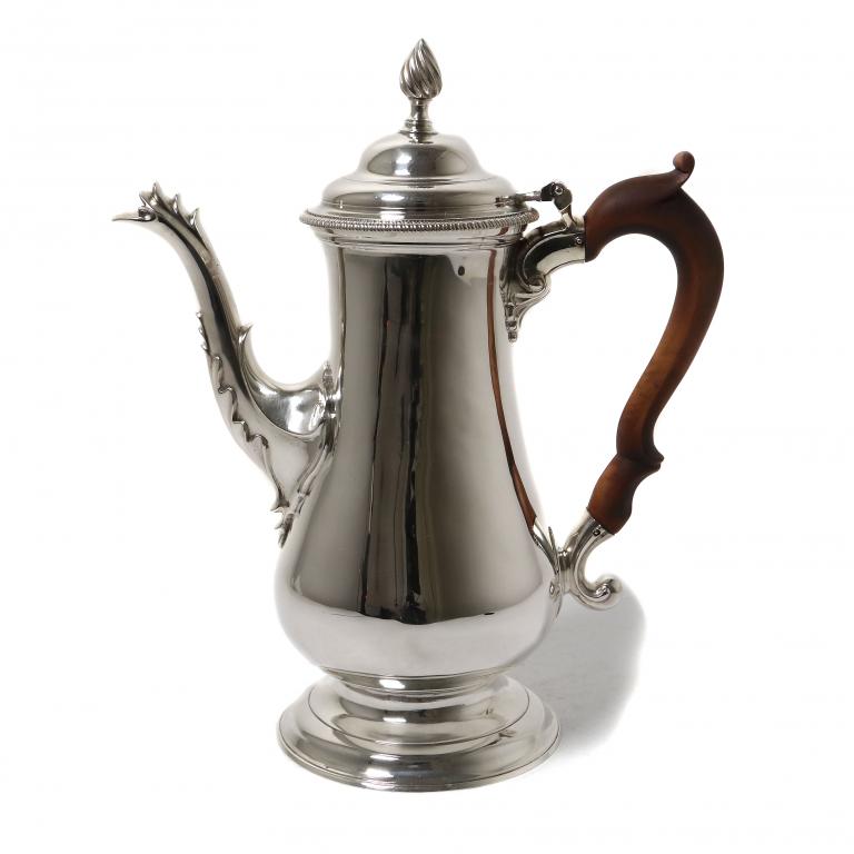 Серебряный кофейник.  Англия, 1774 год