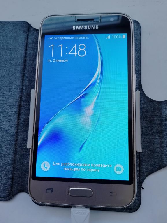 Смартфон Samsung Galaxy J1