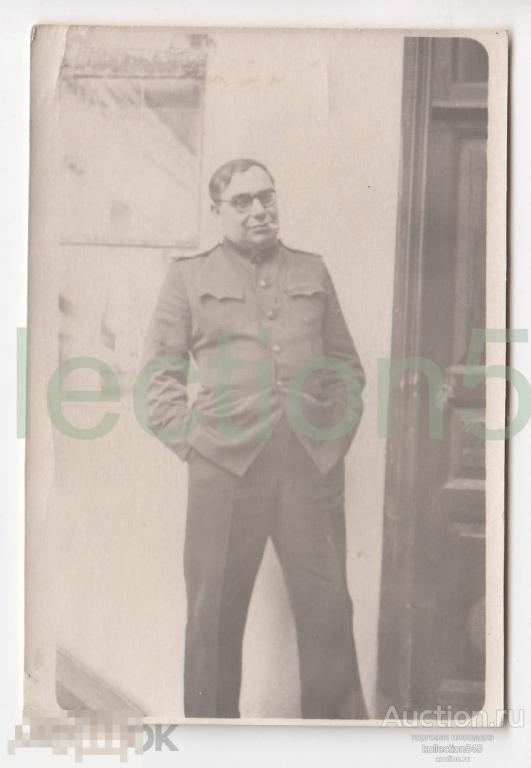 Офицер с сигаретой.