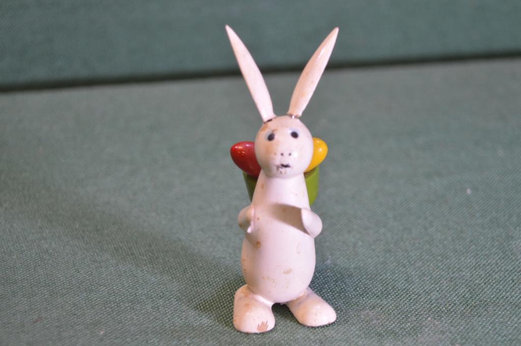 Фигурка деревянная миниатюрная "Заяц пасхальный котомка с яйцами". Дерево. Лак. СССР.