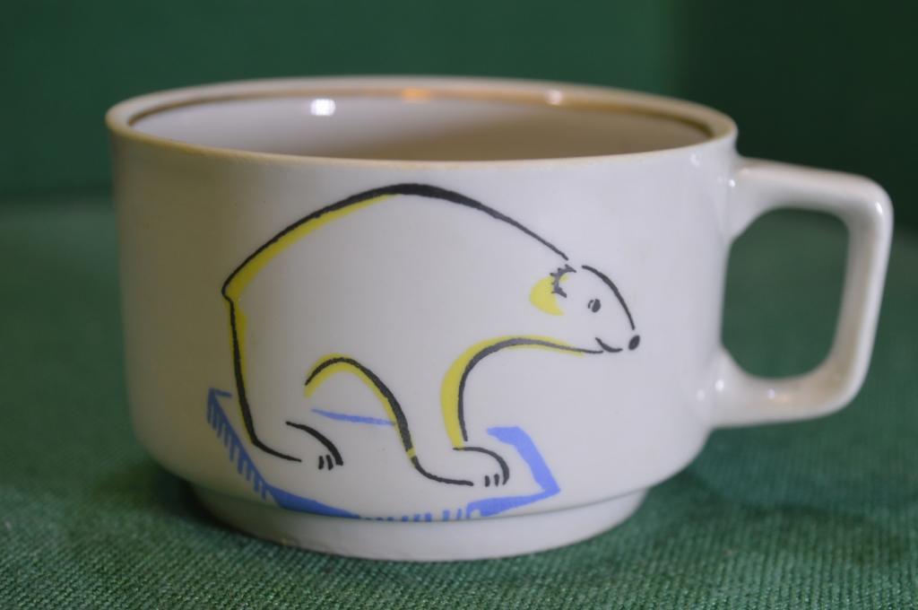 Чашка фарфоровая "Белый медведь". Фарфор. Старая Рига. СССР.