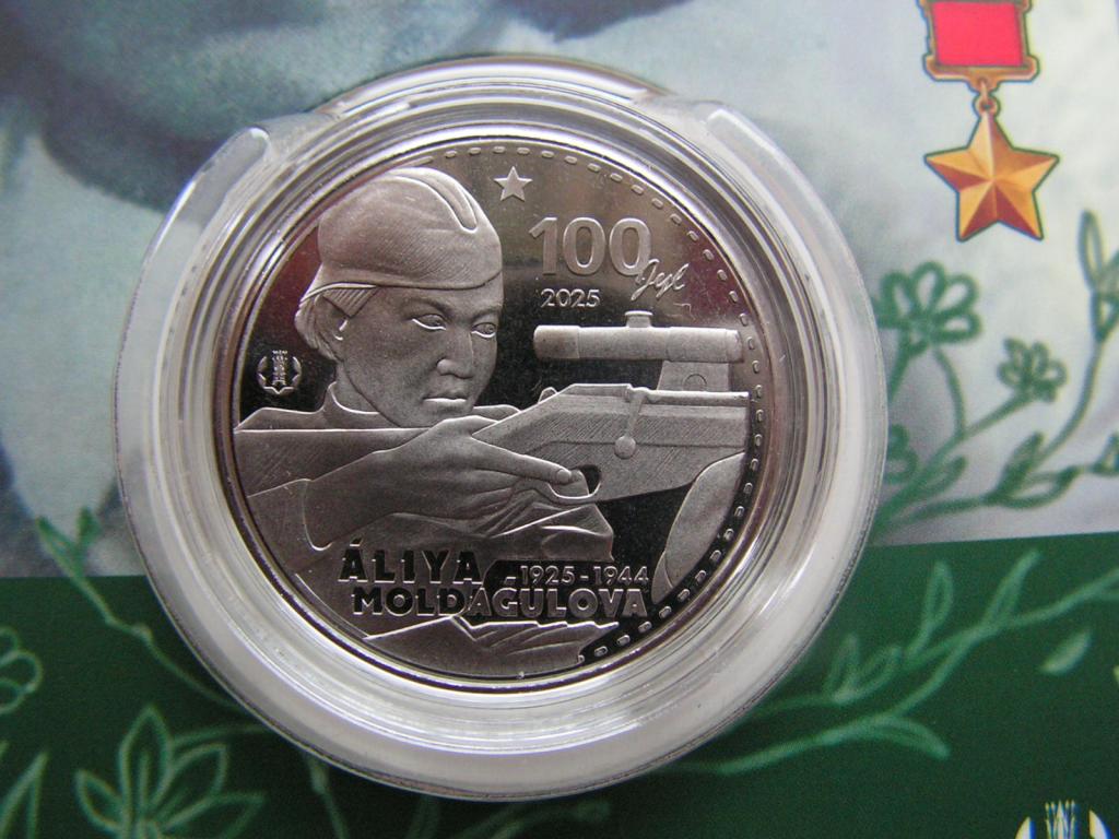 Казахстан 200 тенге 2025 Молдагулова Алия unc буклет