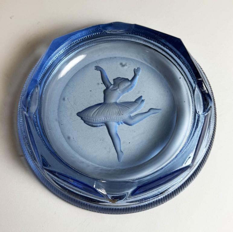 Пепельница «Балерина» Середина XX в. Голубое стекло.