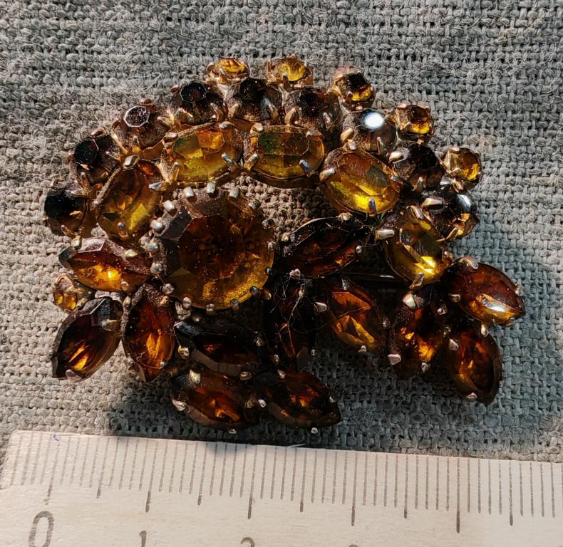 Крупная красивая брошь с камнями желтого-янтарного цвета, Чехия, период СССР.