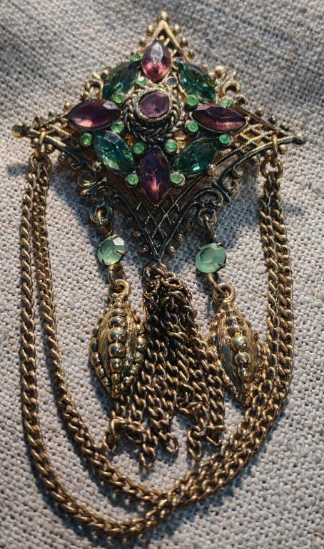 Крупная красивая брошь с камнями разного цвета, Чехия, период СССР (утрата 2 мелких).