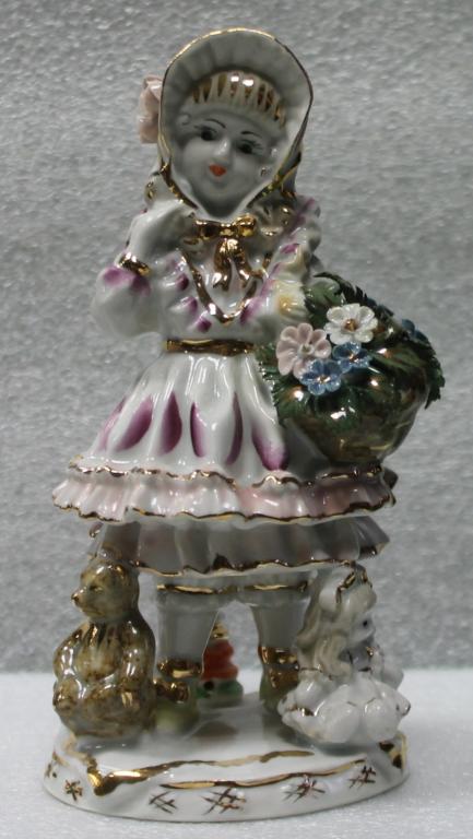 Девочка в чепчике с цветами Игрушки Дети Детство Франция?