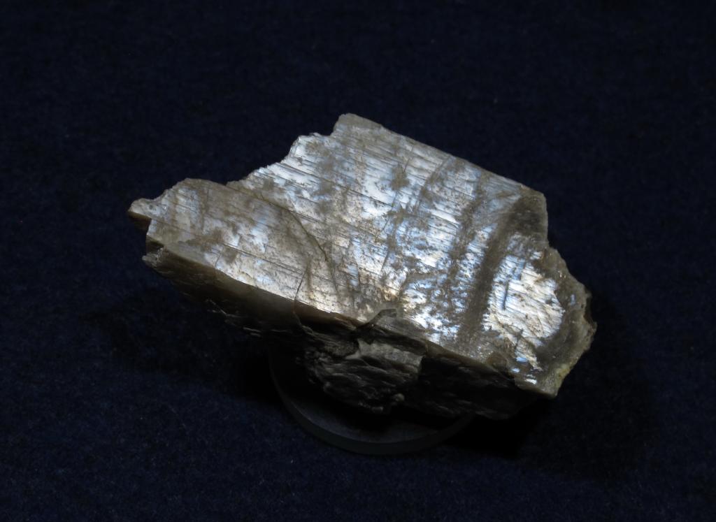 Лунный камень полировка. Средний Урал.