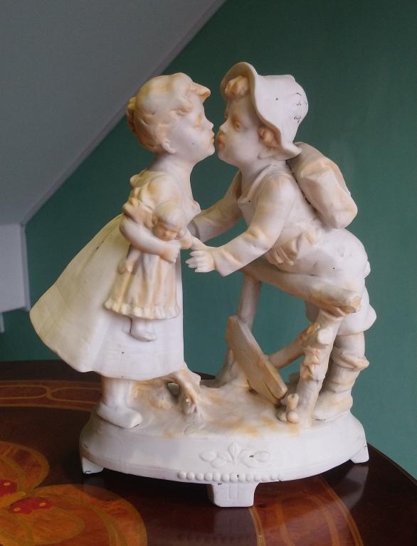 Редкость старинная статуэтка Поцелуй девочка кукла мальчик фарфор бисквит Германия 1910