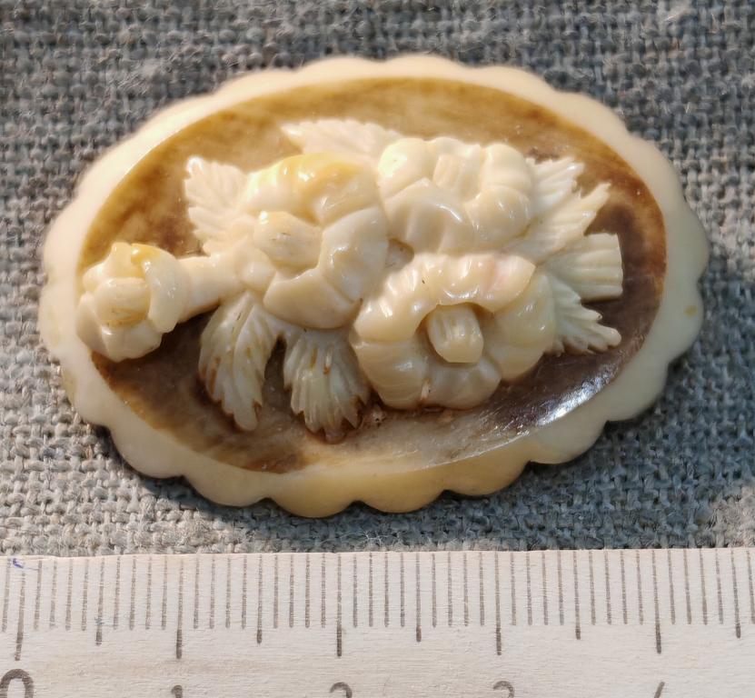 Красивая брошь из кости, цветы, период СССР.