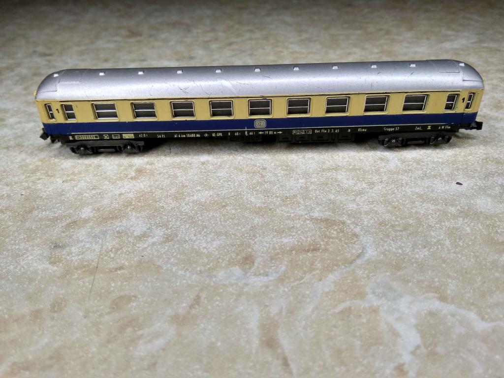 9мм.(N) Lima 4-х осный пассажирский вагон DB 1 класса,с повреждениями