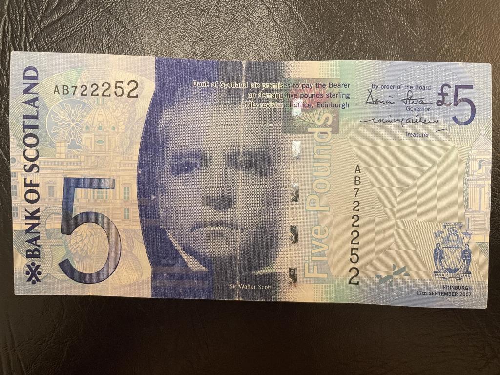 Шотландия_5 фунтов 2007 г._Вальтер Скотт_интересный номер!