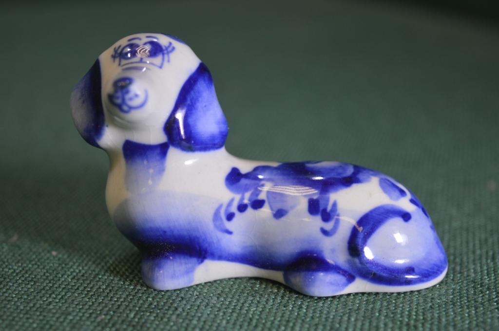 Фигурка статуэтка миниатюрная "Собака собачка Такса". Фарфор. Керамика. Гжель.