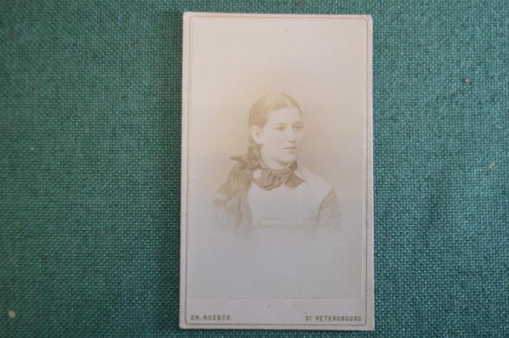 Фотография старинная "Девушка с косой и шейным платком". Ch. Roesch, Санкт-Петербург.