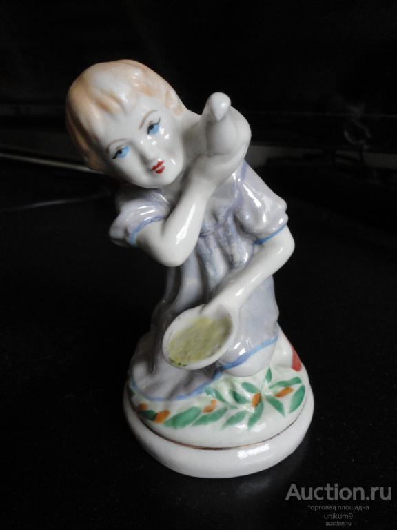 Статуэтка. фарфор СССР.  Девочка  кормит  голубей.  ЗХК