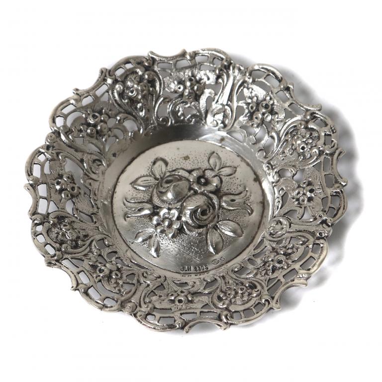 Серебряная прорезная ваза. Ввезена в Швецию.