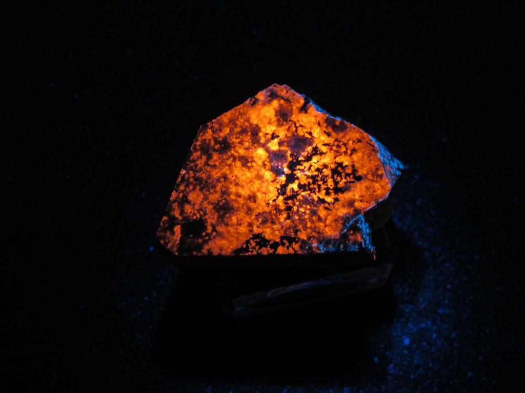 Гакманит, Эгирин в УФ. полировка. Кольский п-ов