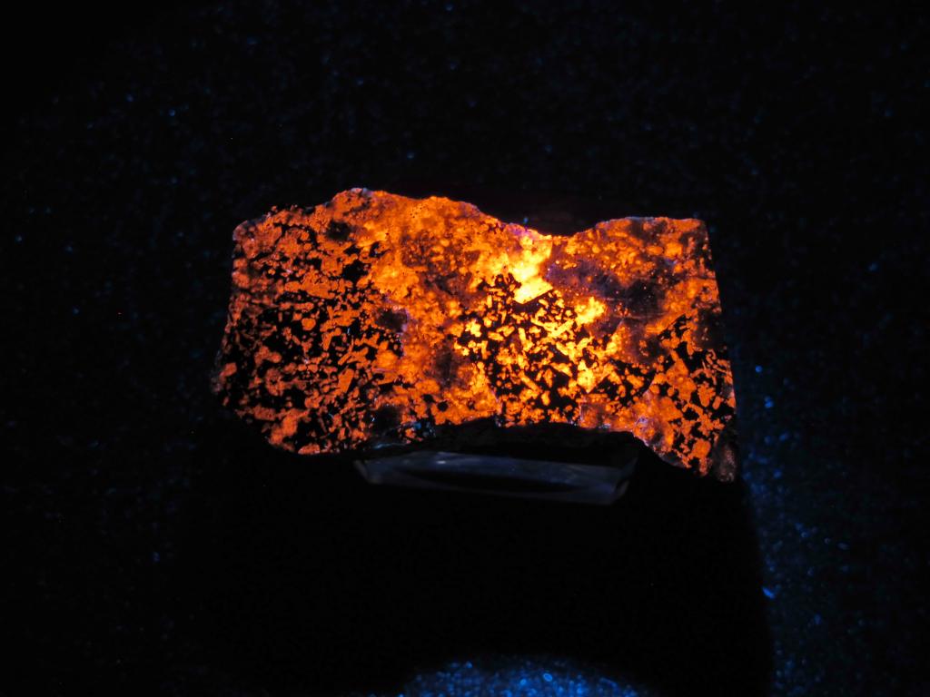 Гакманит, Эгирин в УФ. полировка. Кольский п-ов