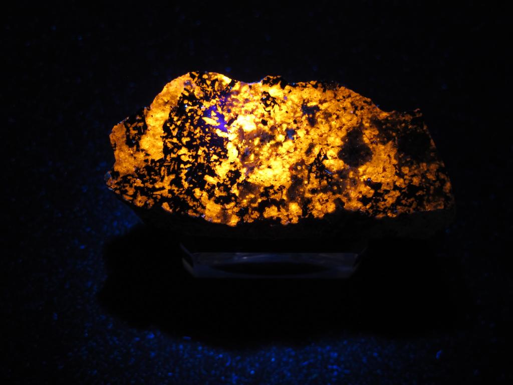 Гакманит, Эгирин в УФ. полировка. Кольский п-ов