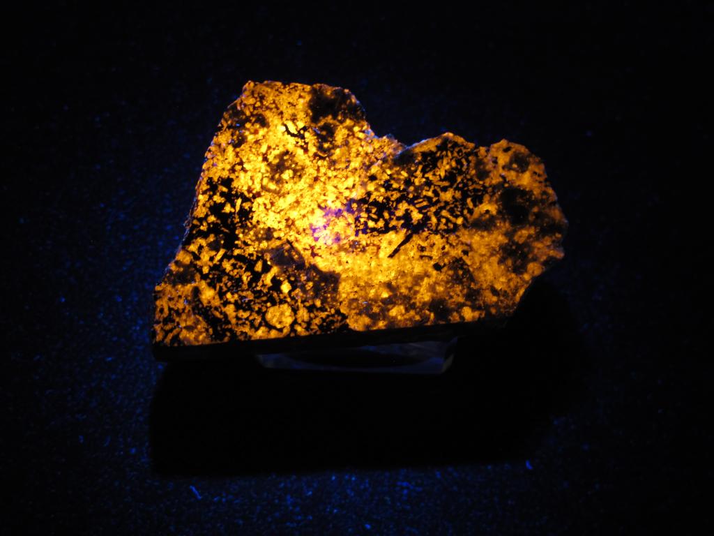 Гакманит, Эгирин в УФ. полировка. Кольский п-ов