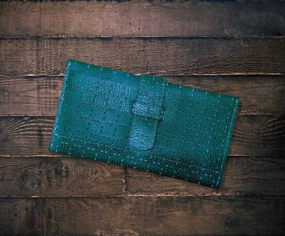 Тревелер, лонгер из натуральной перфорированной кожи "Изумруд"