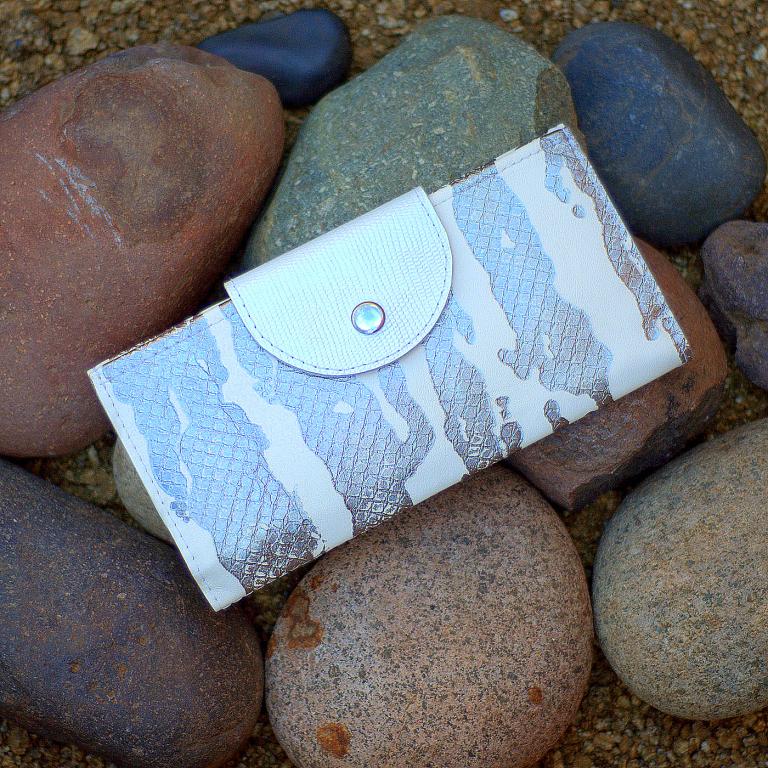 Кошелек из натуральной кожи ручной работы "Серебряная змея"