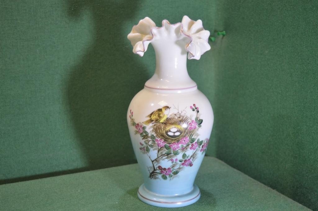 Ваза стеклянная старинная. Цветное молочное стекло. Роспись. Мальцов. Царская Россия.