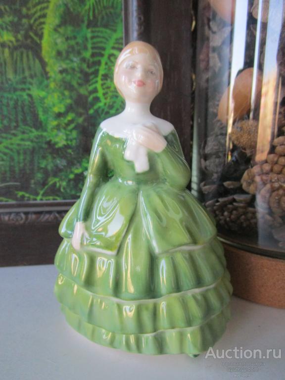 323. Антикварная статуэтка BELLE костяной фарфор ROYAL DOULTON