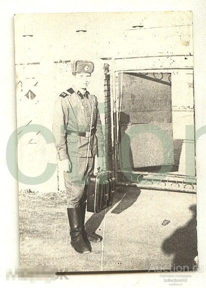 Советская армия.Солдат дембель с чемоданом.