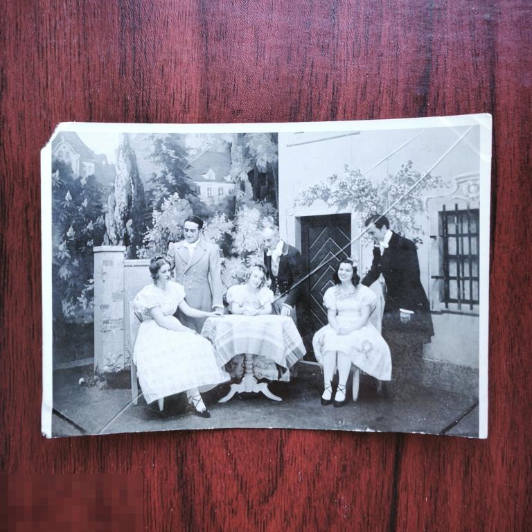 1941 год  Фотография  Германия  аристократы Девушка  парень сидят за столом  платье фото  РЕДКАЯ