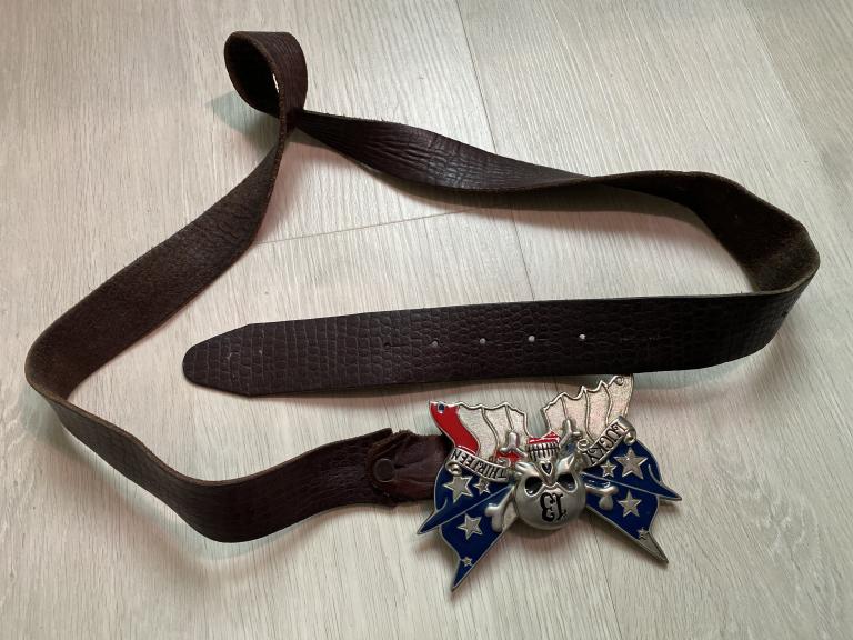 Ремень кожаный с антуражной пряжкой....