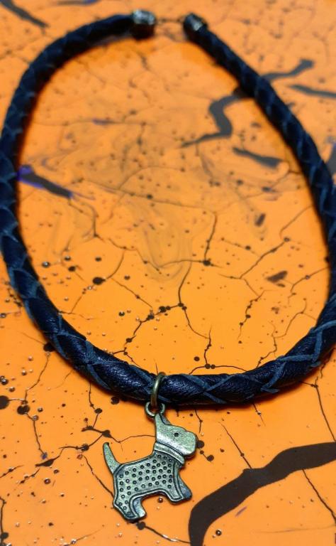 Плетеное колье из натуральной кожи с подвеской Собачка.