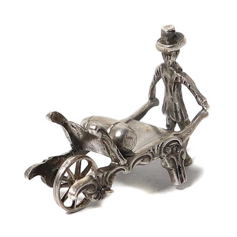 Серебряная миниатюра "Мужчина с повозкой". Европа