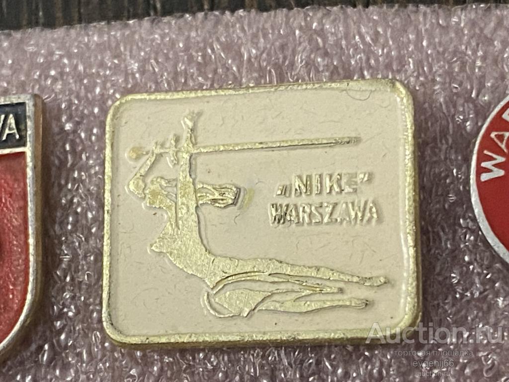 Знак ИНОСТРАННЫЙ значок NIKE WARSZAWA ПОЛЬША ВАРШАВА. РУСАЛКА  МЕЧ. БЕЛЫЙ ФОН