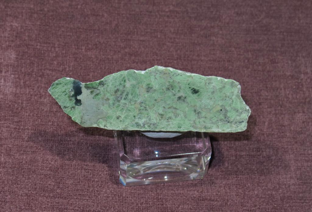 Везувиан Везувианит. полировка. Южный Урал.